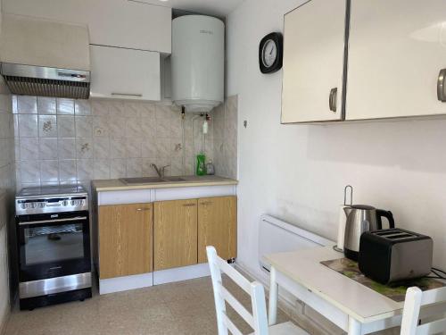 Photo de la galerie de l'établissement Appartement T2 lumineux avec loggia fermée, proche des thermes, parking, wifi - Balaruc-les-Bains - FR-1-553-184, à Balaruc-les-Bains