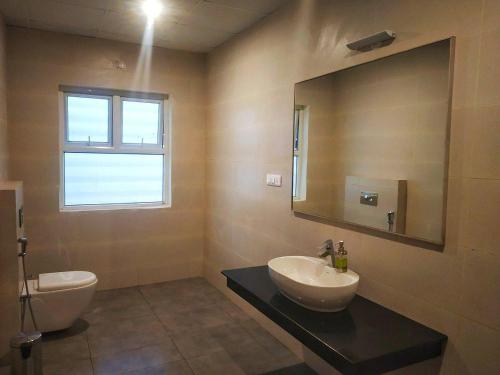 uma casa de banho com um lavatório e um espelho em Doves Danta Resort, Coorg em Cherambane