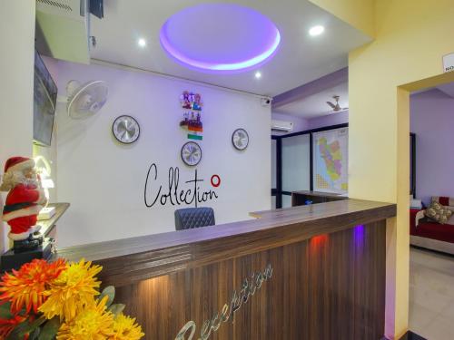 vestíbulo con mostrador de recepción con techo púrpura en Collection O Shadowline Guesthouse en Goa