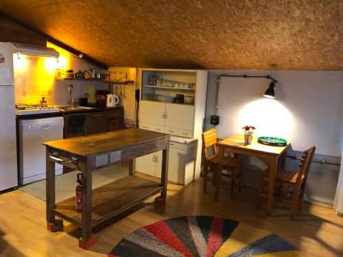 a kitchen with a table and a dining room at old town yat limanı deniz yakını muhteşem EV in Antalya