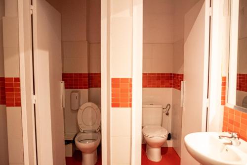a small bathroom with a toilet and a sink at Onefam Les Corts in Barcelona