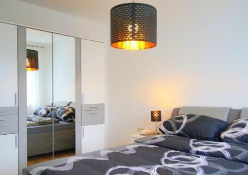 - une chambre avec un lit et un grand miroir dans l'établissement Best in Town, à Walldorf