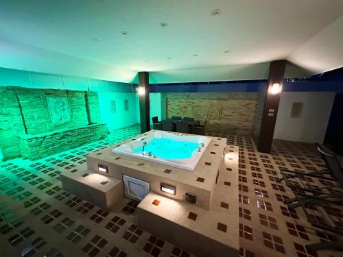 Et badeværelse på Private Pool & Jacuzzi Villa, Phratumnak, Pattaya - 600m from the beach, 711 nearby