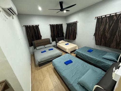 Ένα ή περισσότερα κρεβάτια σε δωμάτιο στο MOMO GUEST HOUSE