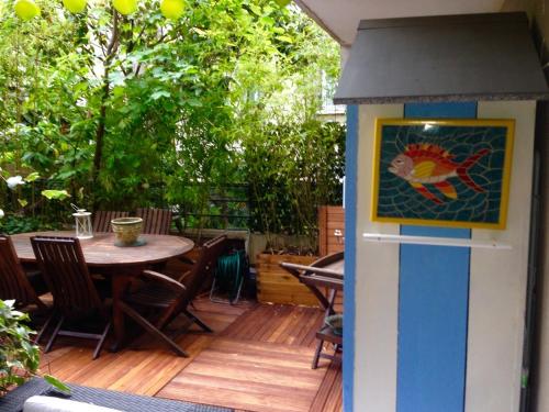 une maison ornithologique colorée sur une terrasse avec une table dans l'établissement Paris Central Design Jardin & Terrasse privé, à Paris