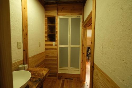 屋久島にあるKumage-gun - Glamping - Vacation STAY 73083vのバスルーム(ガラス張りのキャビネット、シンク付)