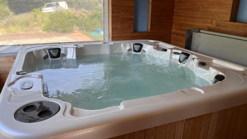 La salle de bains est pourvue d'une baignoire remplie d'eau. dans l'établissement Tente Lodge au Domaine de l'Aven, à Villeneuve-Minervois