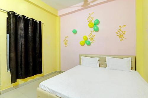 Bhauli的住宿－OYO Hotel Golden Grand，卧室配有壁挂式气球床。