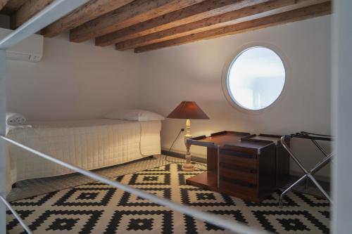 a bedroom with a bed and a desk with a window at Family apartment with Terrace in Venice