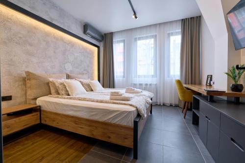 1 dormitorio con 1 cama grande y escritorio en Luxury 2 Bedroom Apartment - Private Garden en Sofía