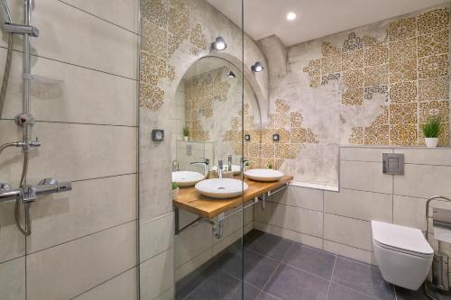 baño con 2 lavabos y ducha de cristal en Luxury 2 Bedroom Apartment - Private Garden, en Sofía