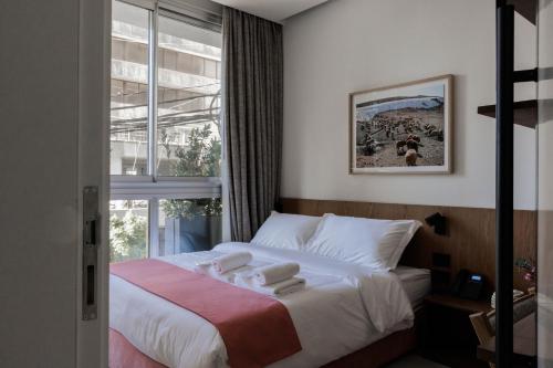 貝魯特的住宿－Zita Beirut，一间卧室配有一张床,上面有两条毛巾
