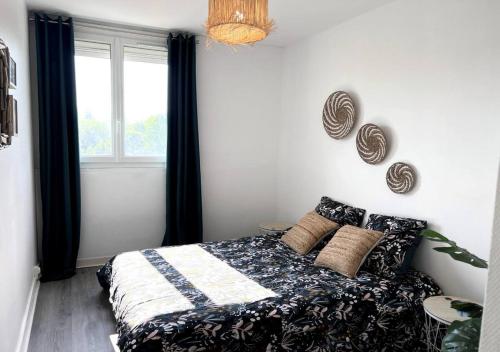 Schlafzimmer mit einem Bett und einem Fenster in der Unterkunft Europe in Montargis