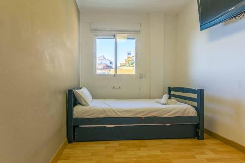 - un petit lit dans une chambre avec fenêtre dans l'établissement Costa Verde, à Finestrat
