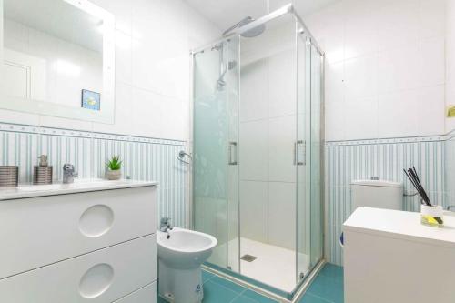 La salle de bains est pourvue d'une douche, d'un lavabo et de toilettes. dans l'établissement Costa Verde, à Finestrat