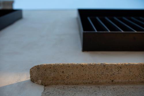 a concrete curb next to a wall with a window at El Estudio de La Artista - El casar de Leo in Alburquerque