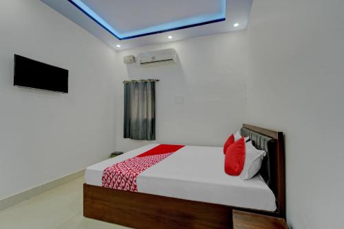 Кровать или кровати в номере OYO Flagship Dev Laxmi Palace Hotel & Banquet