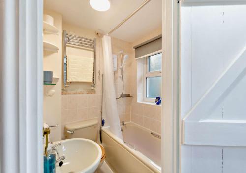 een badkamer met een wastafel, een douche en een bad bij Gardenwell Cottage in Hawes