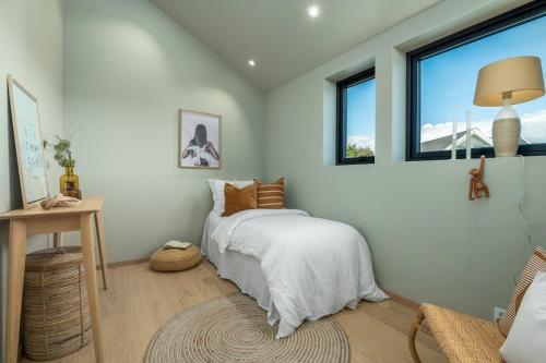 1 dormitorio con cama y ventana en Nytt funkishus - 15 minutter fra ski-VM i Granåsen, en Trondheim