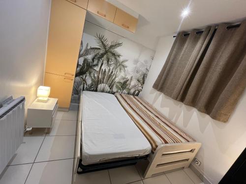 une chambre à l'hôpital avec un lit dans une pièce dans l'établissement RDC GRANDE TERRASSE à 200m de la plage au calme, à Cavalaire-sur-Mer