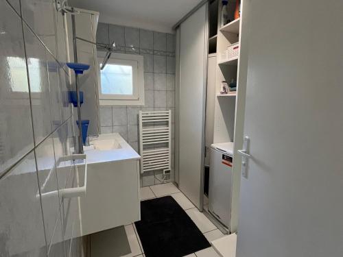 une petite salle de bain avec un lavabo et une douche dans l'établissement RDC GRANDE TERRASSE à 200m de la plage au calme, à Cavalaire-sur-Mer
