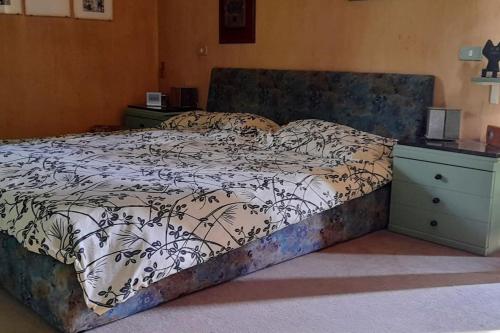 1 cama con edredón blanco y negro y cómoda en Lake-view apartment, en Lavena Ponte Tresa