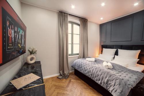 een slaapkamer met een bed met witte kussens en een raam bij NEW LUXUS Suite I TWO Kingbeds I Netflix I Center in Augsburg