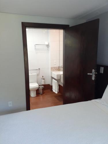 a bedroom with a bathroom with a tub and a toilet at Canto de Roca Turismo e Lazer in Mimoso do Sul