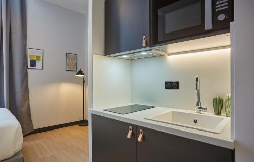 Cuisine ou kitchenette dans l'établissement Appart'hôtel Odalys City - Nîmes Arènes - Palais des Congrès