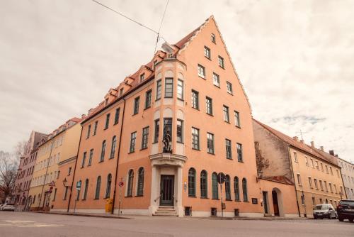 a large brick building on the corner of a street at NEW LUXUS Suite I TWO Kingbeds I Center in Augsburg