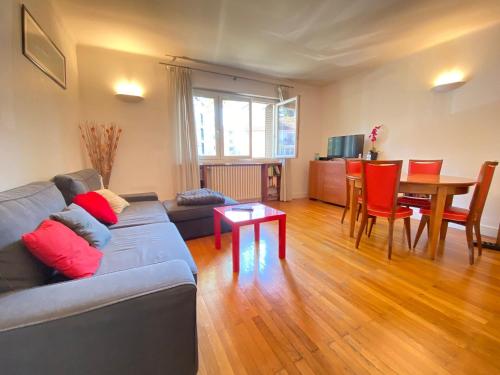 Photo de la galerie de l'établissement Appartement confortable avec parking et WIFI à 10mn du centre-ville - FR-1-432-25, à Annecy