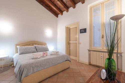 una camera con un letto e una pianta in una stanza di Appartamento Filippo 26 F&L Apartment a Brescia