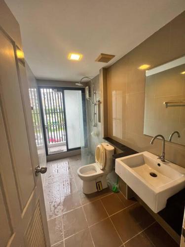 a bathroom with a sink and a toilet at Living avenue condo in Ban Rong Khoei