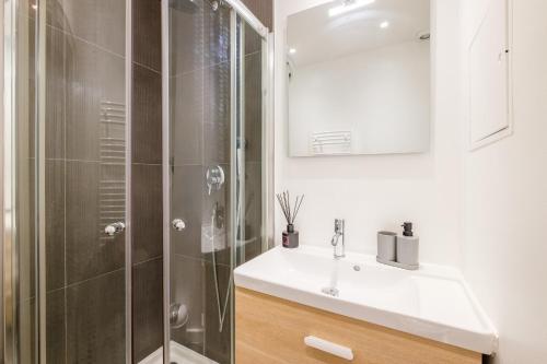 W łazience znajduje się umywalka i prysznic. w obiekcie Appartement promenade des anglais w Nicei