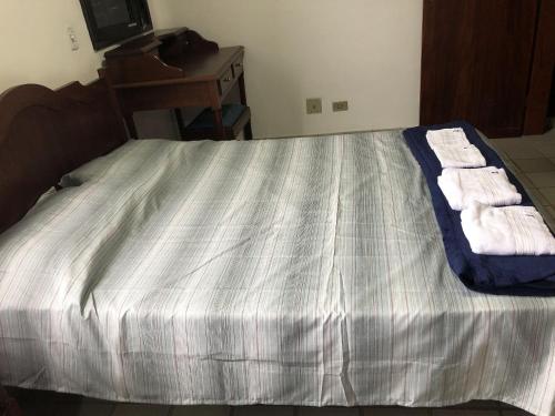 a bed with towels on it in a bedroom at Riviera: M4 Giardino 44A, frente Praia, 3+1 Dorms, 3Banh, 2Gar, Varanda Gourmet com Churrasqueira in Riviera de São Lourenço