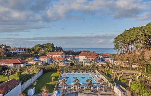 einen Luftblick auf ein Resort mit einem Pool in der Unterkunft Hôtel Prestige Odalys Erromardie in Saint-Jean-de-Luz