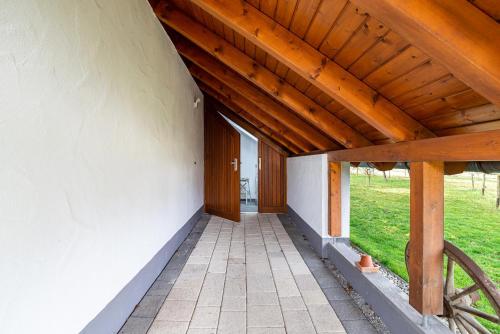 a hallway of a house with a wooden ceiling at Ferienhaus Landliebe in Ötisheim