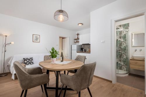 cocina y comedor con mesa y sillas en Guest House Marica, en Rovinj