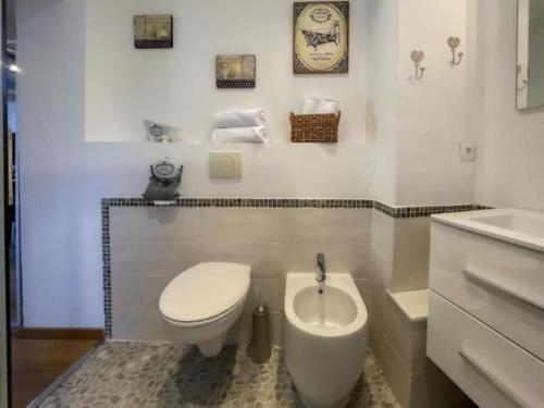 une salle de bain blanche avec des toilettes et un lavabo dans l'établissement Studio Cannes - 41RP, à Cannes