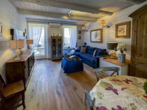 un grand salon avec un canapé bleu et un canapé bleu dans l'établissement Studio Cannes - 41RP, à Cannes