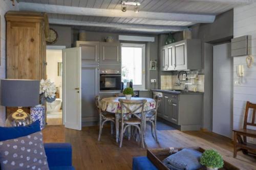 une cuisine et une salle à manger avec une table et des chaises dans l'établissement Studio Cannes - 41RP, à Cannes