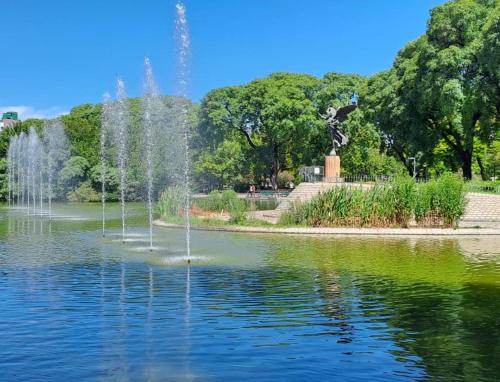 una fuente en medio de un estanque en un parque en Parque Centenario Histórico en Buenos Aires