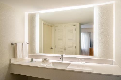 Koupelna v ubytování Courtyard by Marriott - Naples