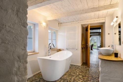 ein Badezimmer mit einer großen Badewanne und 2 Waschbecken in der Unterkunft Ferienhaus Suzanne Mercimersea in Oberndorf