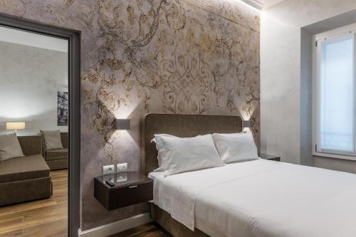 - une chambre avec un lit et un canapé dans l'établissement MyItalyHome Roma, à Rome