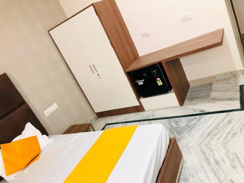 a bedroom with a mirror and a bed in it at OYO 820574 The Highclass Hotel in Bathinda
