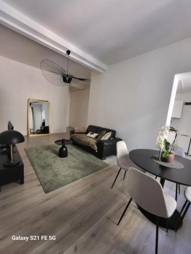 un salon avec une table et un canapé dans l'établissement Cosy & Charm Ajaccio centre, à Ajaccio