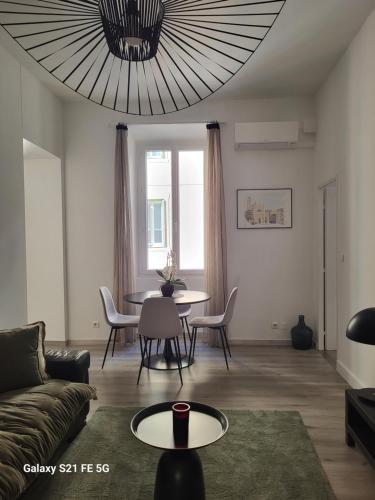 un salon avec un canapé et une table dans l'établissement Cosy & Charm Ajaccio centre, à Ajaccio
