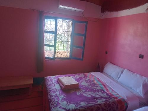 a bedroom with a bed and a window at Luna del fuego in Ifri