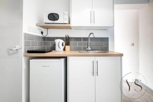 A kitchen or kitchenette at Gorgeous Longton Studio 2b